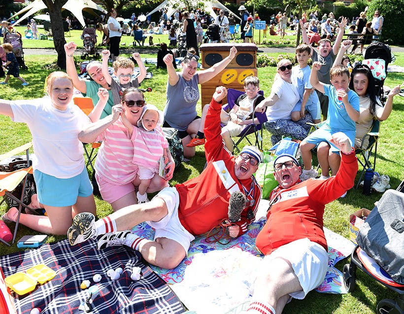 Image: Picnics in the park: Thousands flock to ‘Feel Good’ at family events